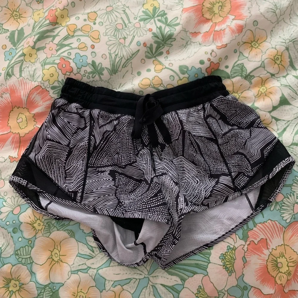 Lululemon Hotty Hot shorts 2.5” size 4 - Picture 2 of 2